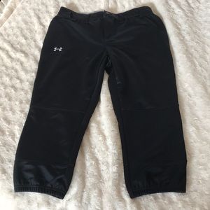 Black Under Armour fitted crop pants.